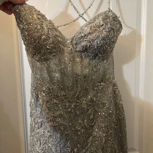 Mori Lee Prom/Wedding dress. Corset bodice with tulle and sparkles. Mermaid fit. - Picture 10 of 10